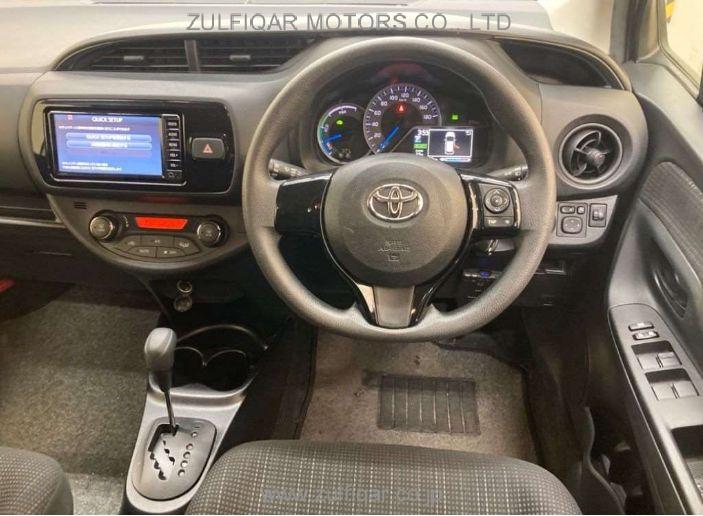 TOYOTA VITZ 2017 Image 6