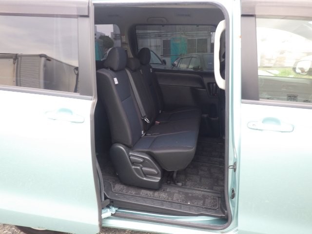 TOYOTA NOAH 2017 Image 22