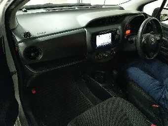 TOYOTA VITZ 2017 Image 3