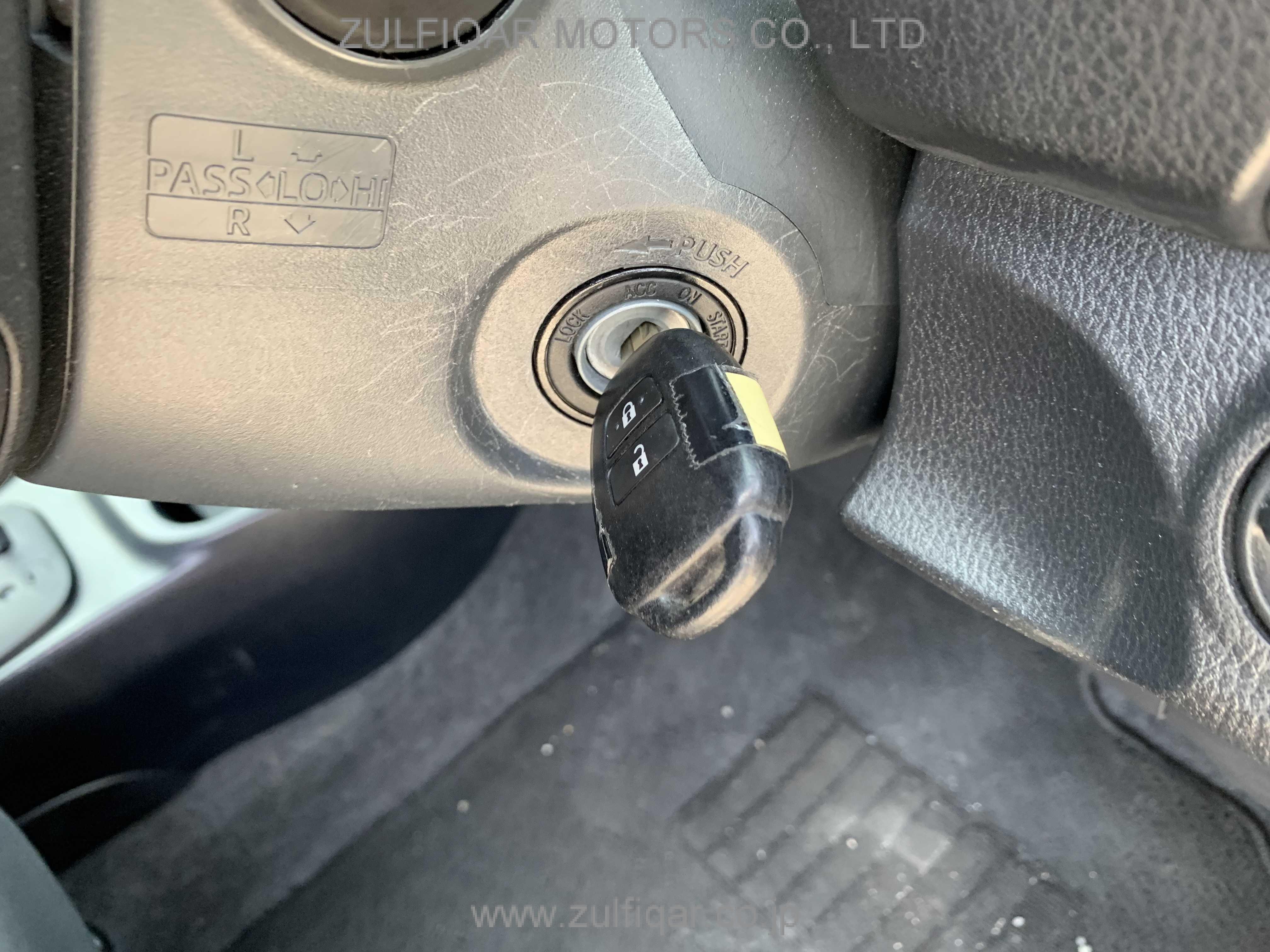 TOYOTA VITZ 2018 Image 22