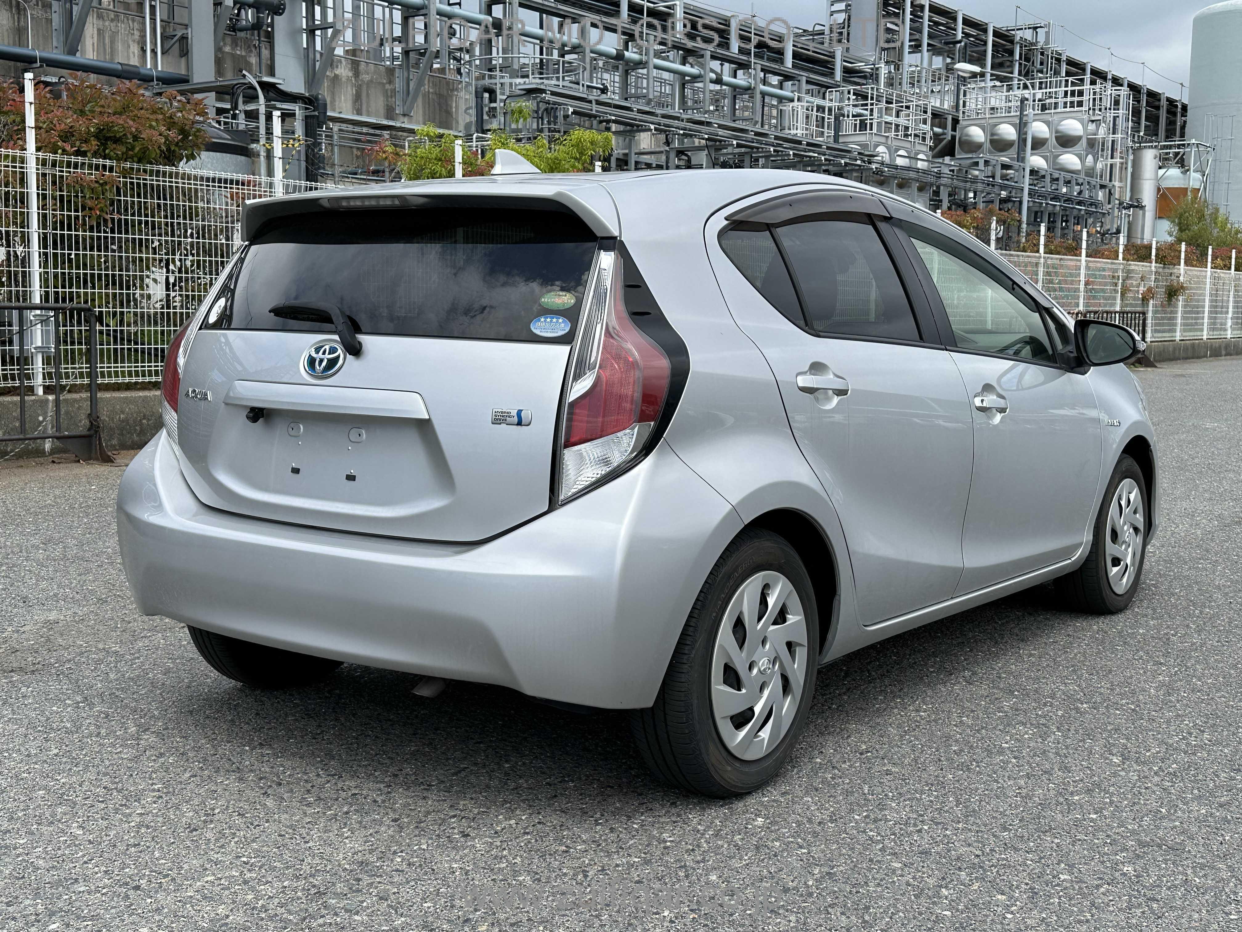 TOYOTA AQUA 2017 Image 12