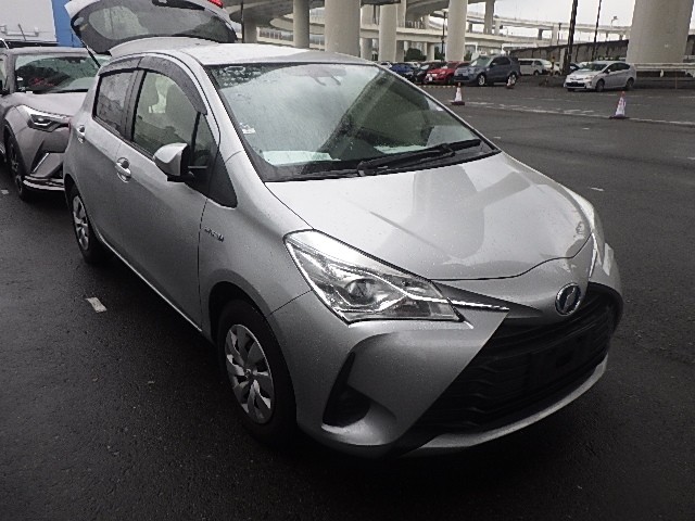 TOYOTA VITZ 2018 Image 20
