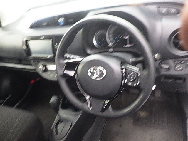 TOYOTA VITZ 2018 Image 26