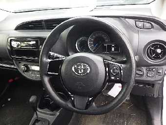 TOYOTA VITZ 2018 Image 13