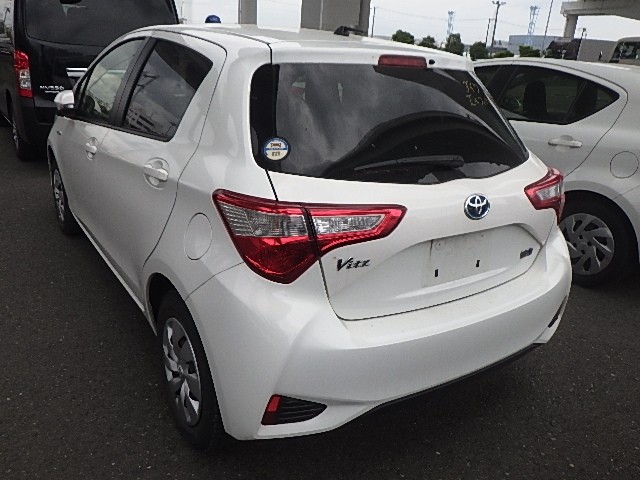 TOYOTA VITZ 2018 Image 24