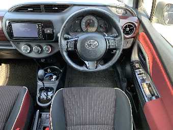 TOYOTA VITZ 2017 Image 13