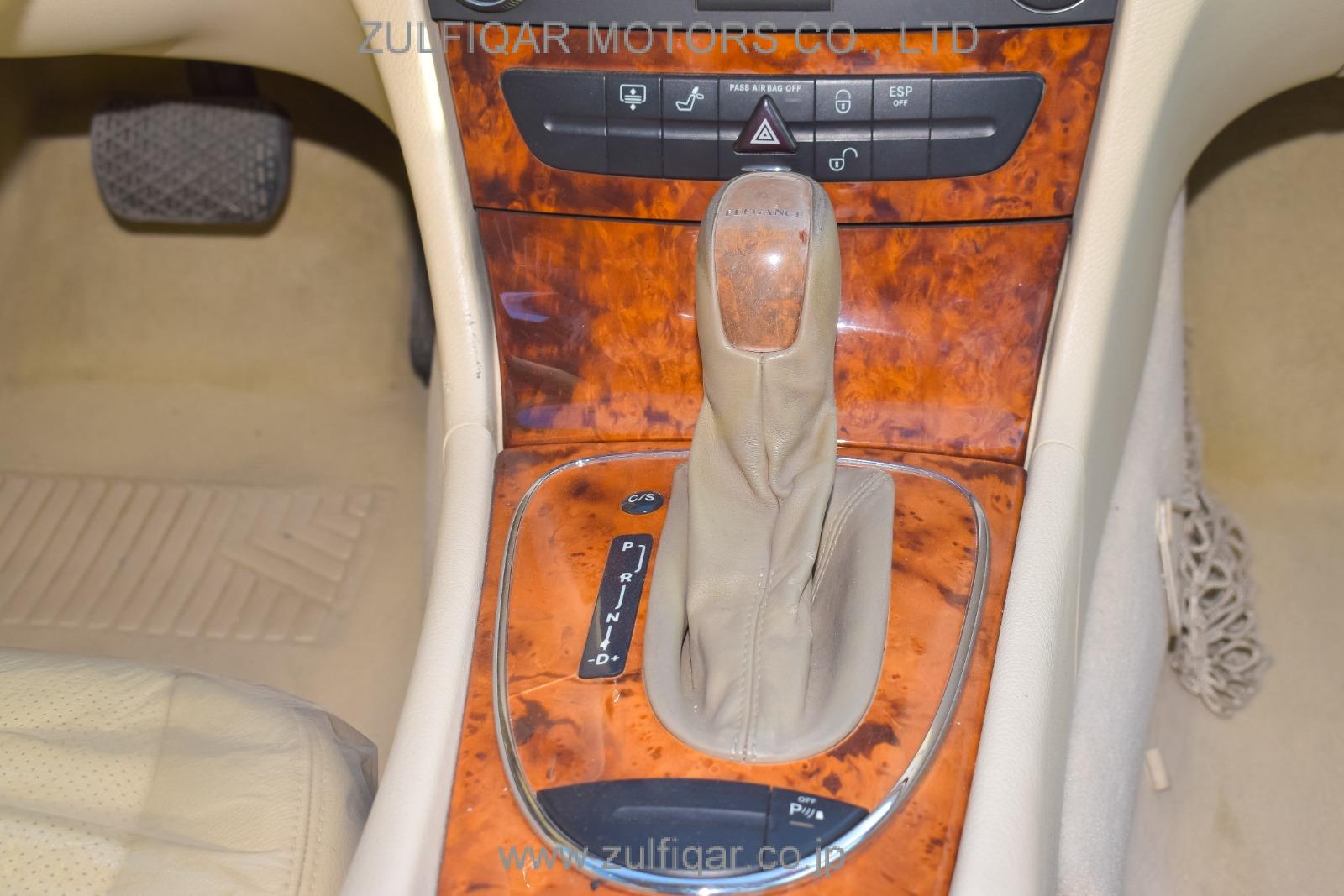 MERCEDES BENZ E CLASS 2004 Image 12