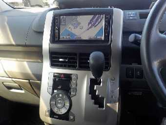 TOYOTA VOXY 2009 Image 12