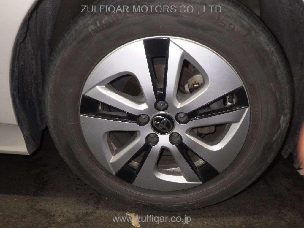 TOYOTA PRIUS 2018 Image 9