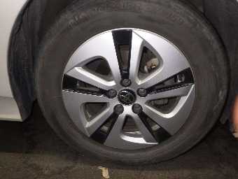 TOYOTA PRIUS 2018 Image 9