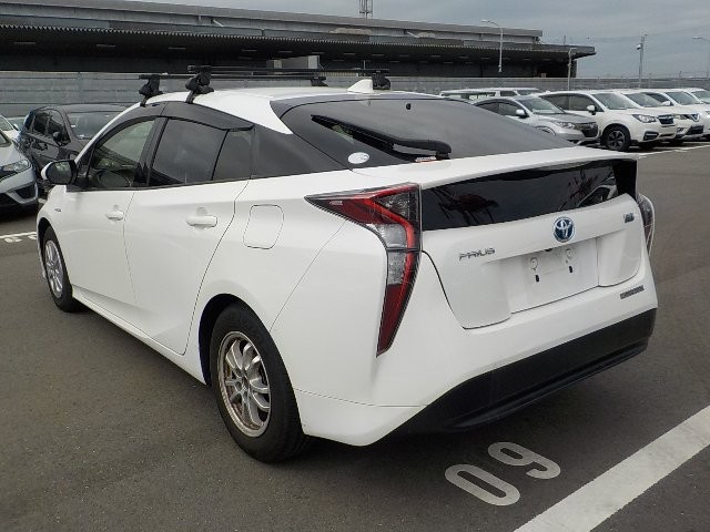 TOYOTA PRIUS 2018 Image 25