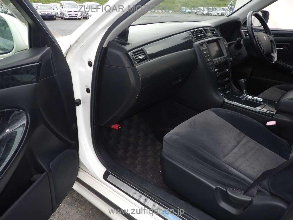 TOYOTA CROWN 2004 Image 8