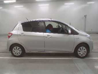 TOYOTA VITZ 2018 Image 3