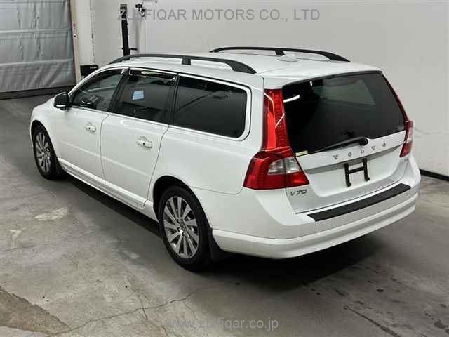 VOLVO V70 2012 Image 2
