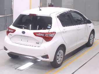 TOYOTA VITZ 2017 Image 2