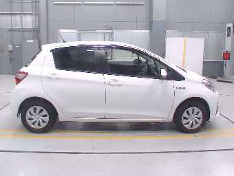 TOYOTA VITZ 2017 Image 3