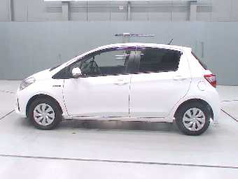 TOYOTA VITZ 2017 Image 4