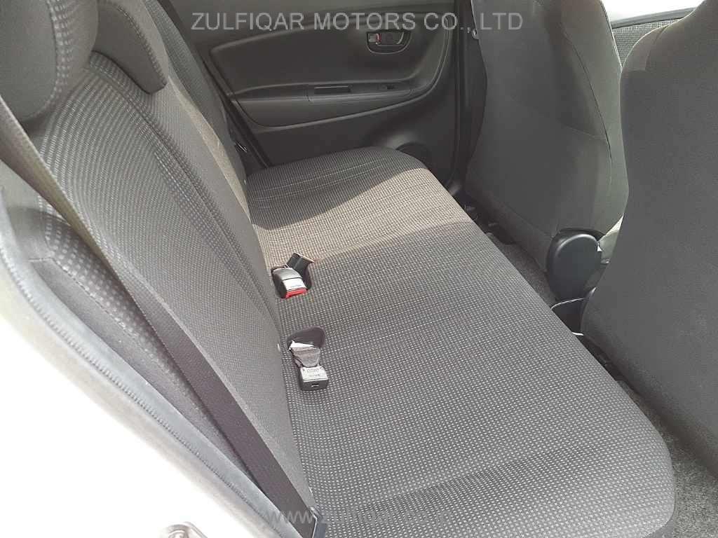 TOYOTA VITZ 2017 Image 10