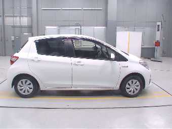 TOYOTA VITZ 2017 Image 3
