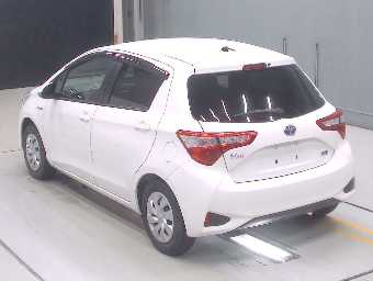 TOYOTA VITZ 2017 Image 6