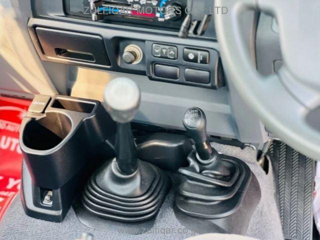 TOYOTA LAND CRUISER PICKUP 2013 Image 10