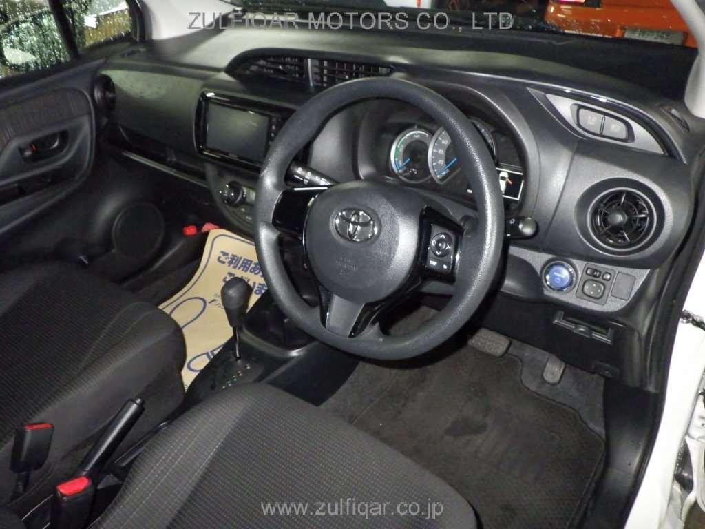 TOYOTA VITZ 2017 Image 5