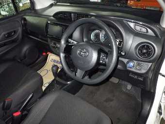 TOYOTA VITZ 2017 Image 5