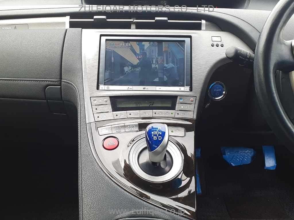TOYOTA PRIUS PHV 2013 Image 9