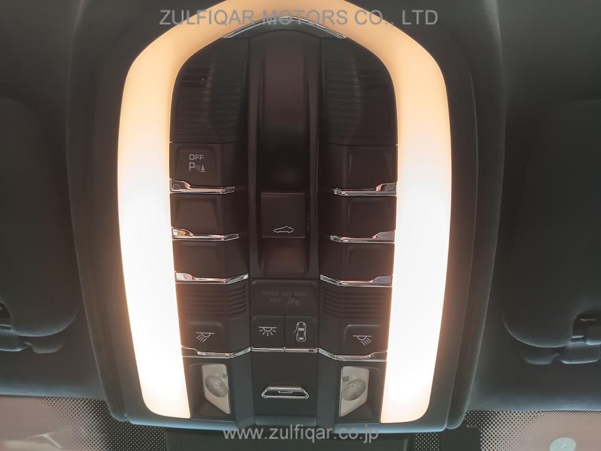 PORSCHE CAYENNE 2012 Image 40