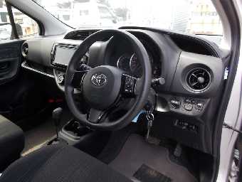 TOYOTA VITZ 2018 Image 9