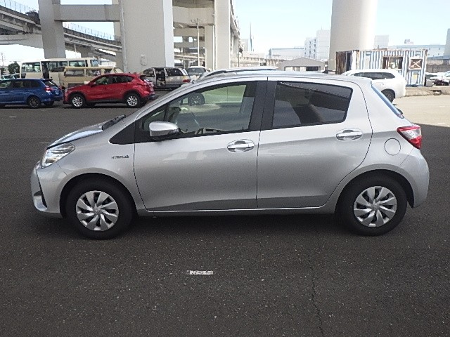 TOYOTA VITZ 2018 Image 21