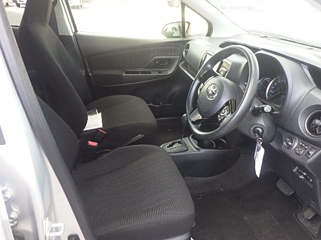 TOYOTA VITZ 2018 Image 23