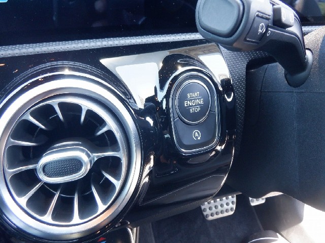 MERCEDES BENZ A CLASS 2019 Image 21