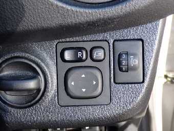 TOYOTA VITZ 2018 Image 9