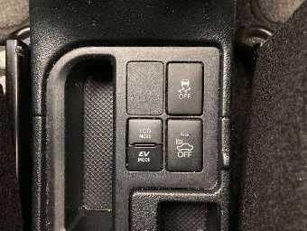 TOYOTA VITZ 2018 Image 9