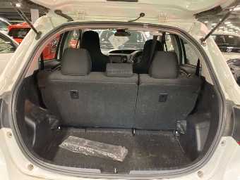 TOYOTA VITZ 2017 Image 9