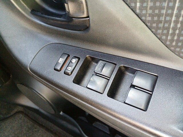 TOYOTA VITZ 2018 Image 28