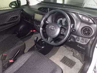 TOYOTA VITZ 2017 Image 5