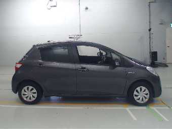 TOYOTA VITZ 2017 Image 3