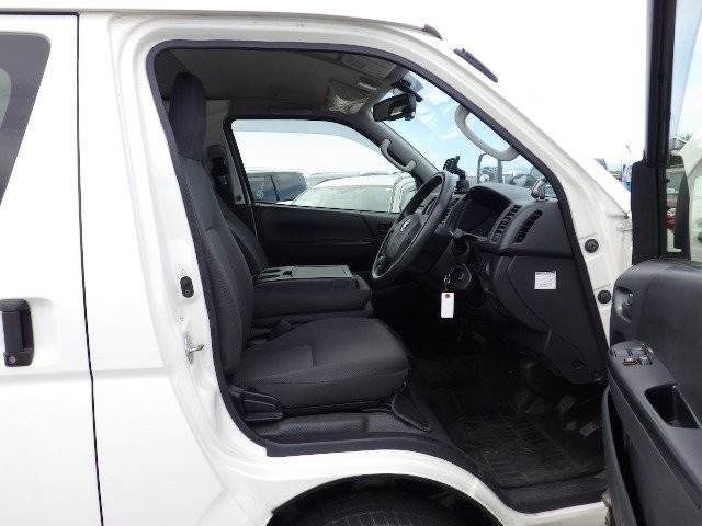 TOYOTA REGIUSACE 2017 Image 28