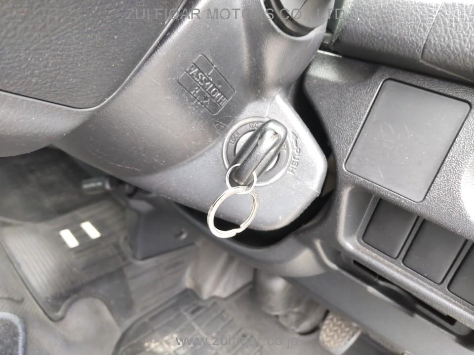 TOYOTA HIACE 2018 Image 12