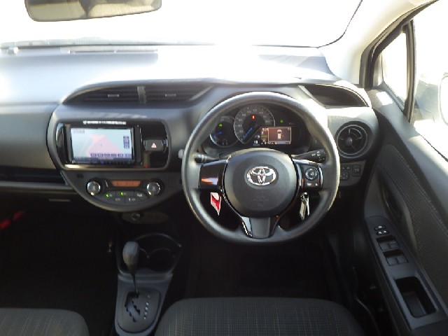 TOYOTA VITZ 2018 Image 21