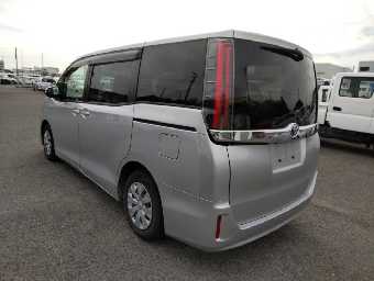 TOYOTA NOAH 2018 Image 4