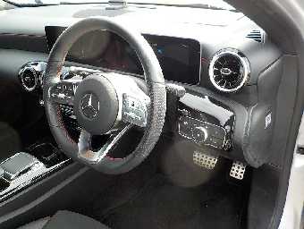 MERCEDES BENZ A CLASS 2019 Image 11