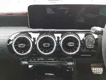 MERCEDES BENZ A CLASS 2019 Image 10