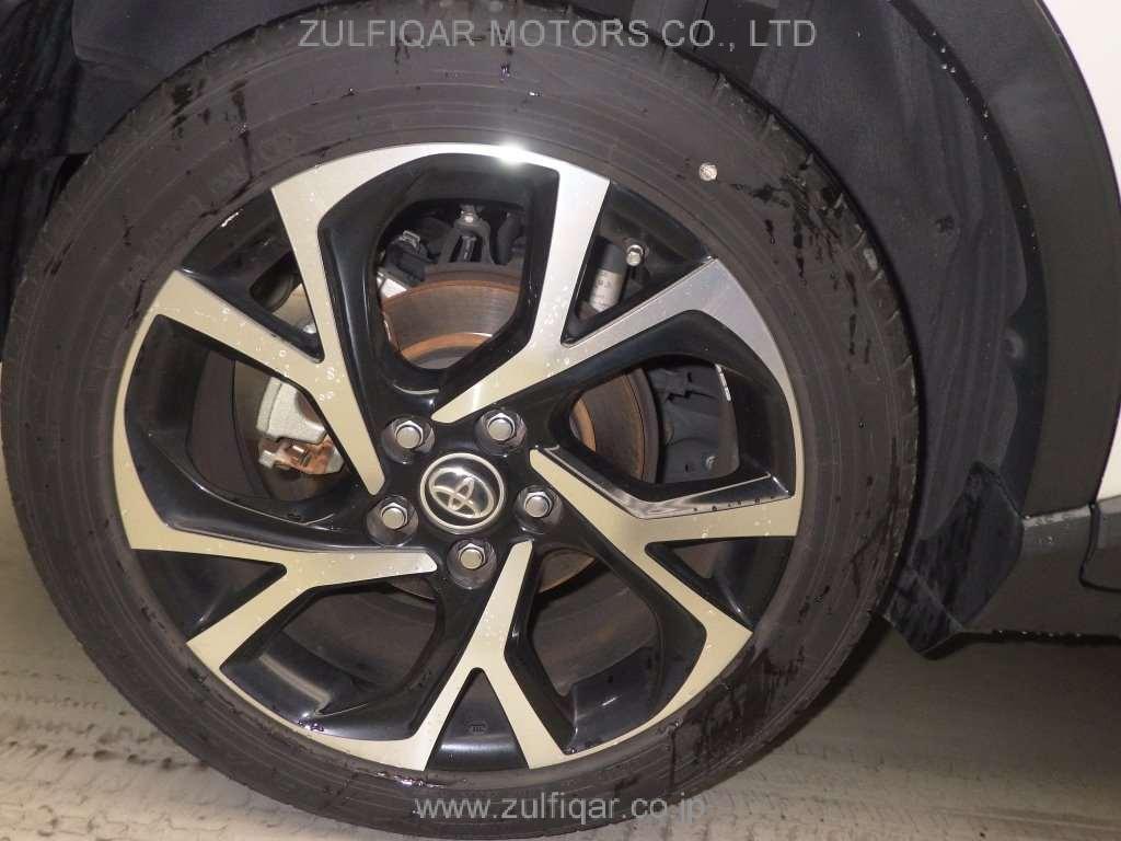 TOYOTA C-HR 2018 Image 9