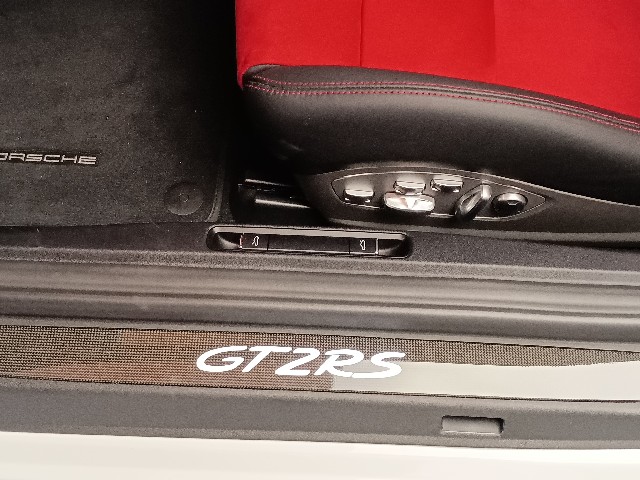 PORSCHE 911 2019 Image 25