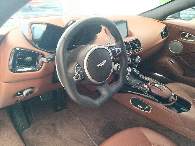 ASTON MARTIN VANTEGE 2018 Image 36