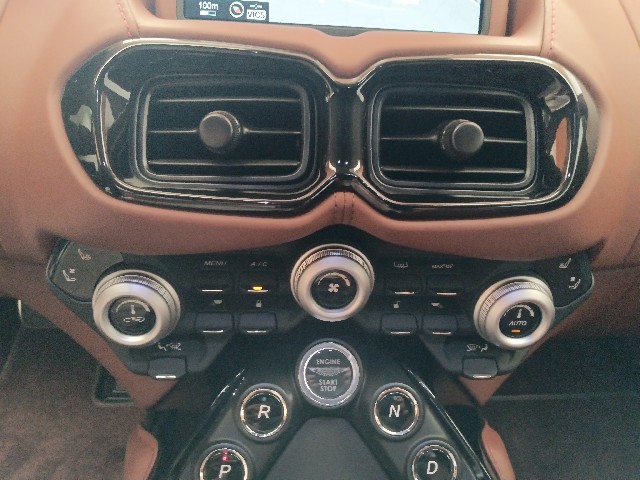 ASTON MARTIN VANTEGE 2018 Image 47