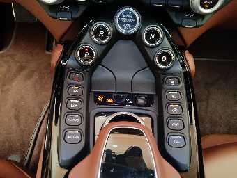 ASTON MARTIN VANTEGE 2018 Image 42